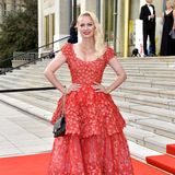 Farblich angepasst: Im roten Kleid mit Volants zeigt sich Franziska Knuppe auf dem roten Teppich des Leiptiger Opernballs.