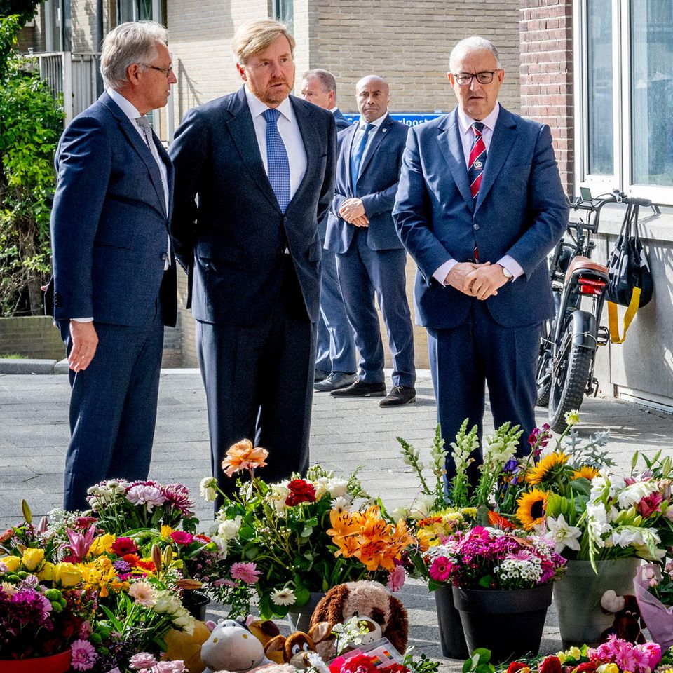 02. Oktober 2023  Nur wenige Tage nach der tödlichen Schießerei in Rotterdam, bei der drei Menschen ums Leben kamen, besucht König Willem-Alexander einen der Tatorte. Der niederländische Royal zeigt sich tief bestürzt über die grausame Tat. 