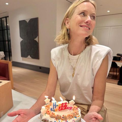 Naomi Watts fühlt sich bereit für ein neues Lebensjahr und bedankt sich auf Instagram für die zahlreichen Glückwünsche zum Ehrentag. "Es war wirklich ein wunderbarer Tag. Ich fühle mich sehr geliebt", schreibt die Schauspielerin zu ihrem Post. Eine grandiose Geburtstagstorte durfte dabei natürlich nicht fehlen.