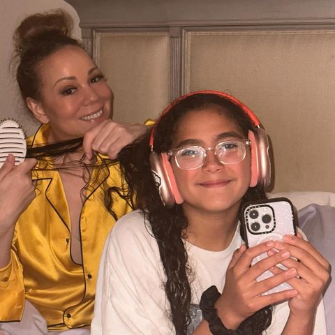Mariah Carey und Tochter Monroe lassen es am Wochenende entspannt angehen, wie die Sängerin auf Instagram zeigt. Während die beiden im Pyjama auf dem Bett sitzen, bürstet Mama Mariah ihrer Tochter die Haare. Über diesen privaten Schnappschuss freuen sich die Fans der Sängerin besonders und kommentieren den Post mit zahlreichen Herz-Emojis. 