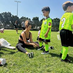 01. Oktober 2023  Chrissy Teigen gibt auf Instagram ein kleines Update zu ihrem Familienalltag mit vier Kindern: Freitags geht es ab sofort für Sohn Miles zum Fußball und Mama Chrissy entspannt beim Yoga. Zu Hause wird die Familie dann mit selbstgemachtem Hühner-Curry verwöhnt. "Es ist viel los, aber wir würden es nicht anders haben wollen", schreibt sie zu ihren Schnappschüssen.