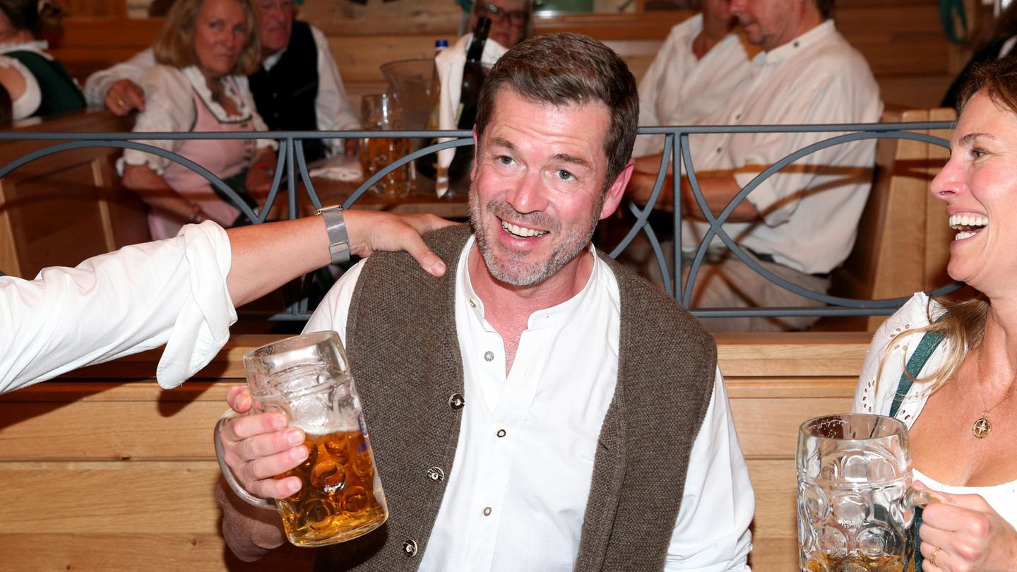 Stars-auf-Events-Karl-Theodor-zu-Guttenberg-feiert-auf-dem-Oktoberfest