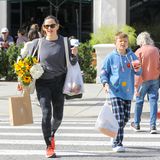 Jennifer Garner wird bei ihrem Ausflug auf den Wochenmarkt in Los Angeles von Sohn Samuel begleitet. Mit vollgepackten Tüten, frischen Blumen und Smoothie in den Händen bringen sie ihre Einkäufe zum Auto. 