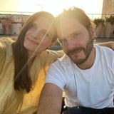 04. Oktober 2023  Daniel Brühl und Ehefrau Felicitas Rombold feiern ihren 13. Jahrestag. Dies nimmt der Schauspieler zum Anlass und teilt zwei Fotos von sich und seiner Liebsten auf Instagram. Die Aufnahmen kommentiert Daniel ganz schlicht mit einem roten Herz-Emoji.      