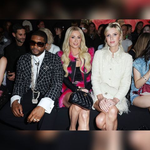 In der Front Row bei Chanel: Paris (Mitte) und Nicky Hilton. Neben ihnen sitzt Pop-Star Usher.