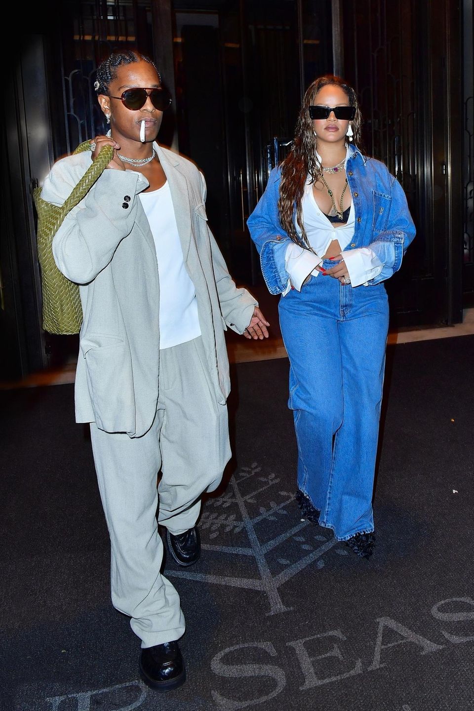 Der Geburtstagsmarathon von A$AP Rocky geht weiter! Diesmal wurden A$AP und Rihanna auf dem Weg zu einem privaten Event in New Jersey gesichtet. Gewohnt stylisch und super lässig zeigt sich das Paar am Abend der Party. Während A$AP Rocky im hellbraunen Jersey-Anzug herausgeputzt hat, setzt Rihanna auf Double-Denim mit gecroppter Bluse.