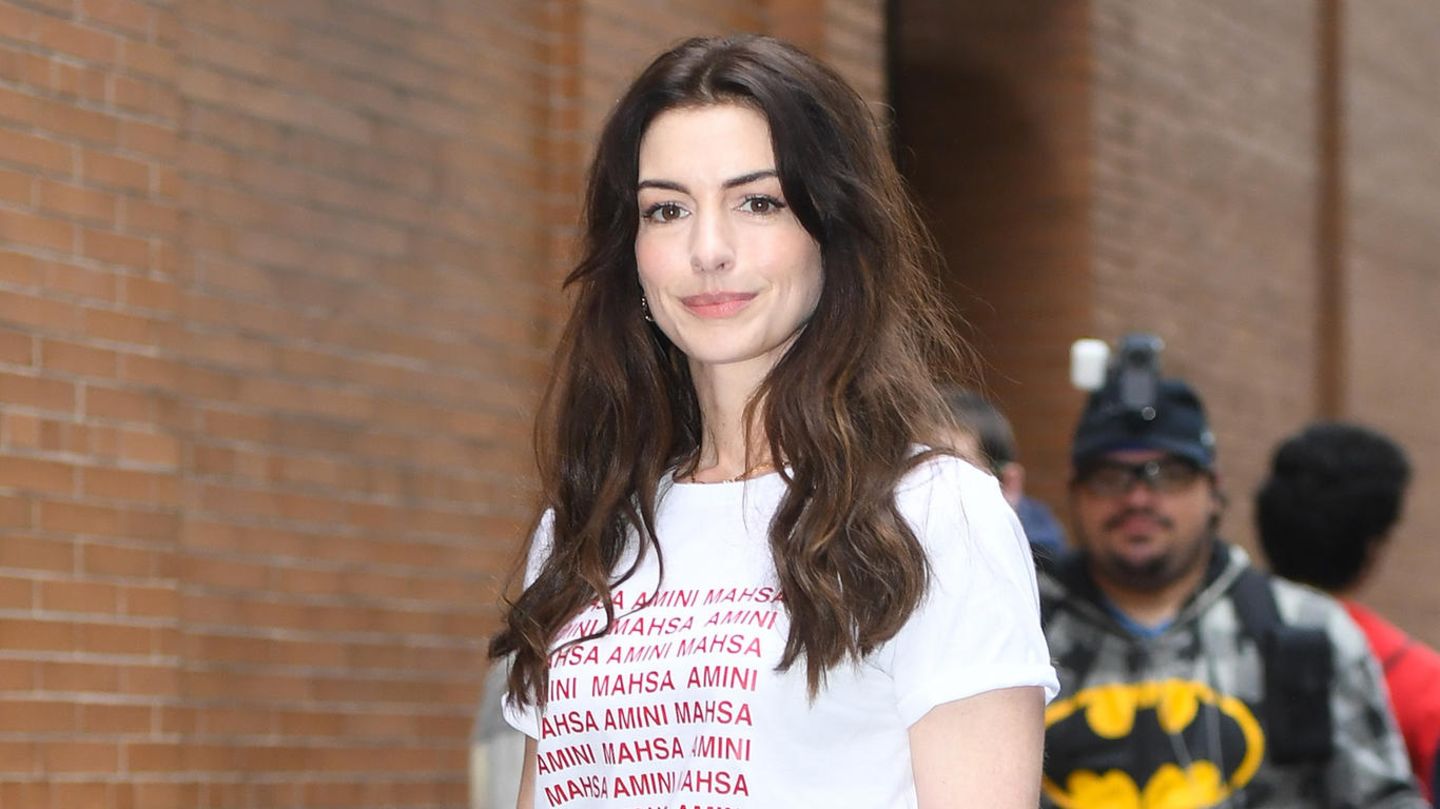 Zwischen-Stilgef-hl-und-Solidarit-t-Anne-Hathaways-Hingucker-Look-hat-eine-starke-politische-Botschaft