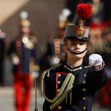 Die junge Kronprinzessin wird heute ihren Eid auf die Fahne Spaniens ablegen, in prachtvoller Militäruniform versteht sich.