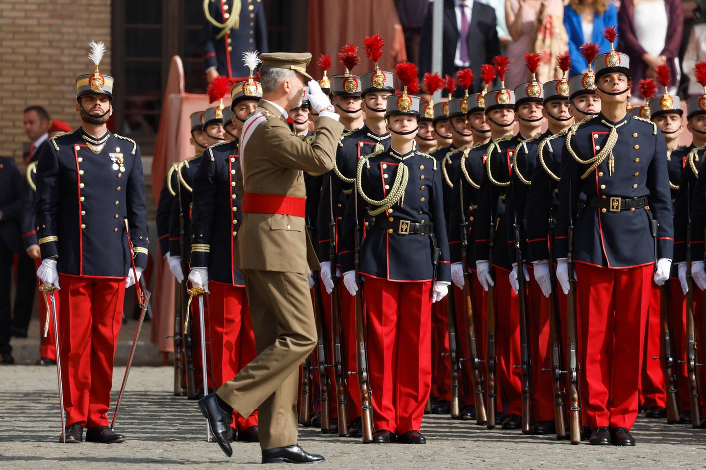 Spaniens Königspaar Felipe und Letizia mit ihren Töchtern GALA.de