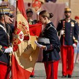 Treue für Spanien: Der Moment ist gekommen, Prinzessin Leonor legt ihren Fahneneid mit einem Kuss ab. Ihre Militärausausbildung wird drei Jahre dauern.