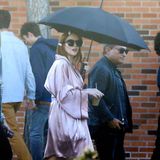 Knapp 20 Jahre ist es her, dass Lindsay Lohan in der Rolle der Cady Heron für den Film "Girls Club – Vorsicht bissig" vor der Kamera stand. Jetzt trifft sich die Schauspielerin mit ihren Kolleginnen für eine Reunion – jedoch nicht für eine Fortsetzung des Films sondern im Rahmen eines Werbespots. Die große Brille, Creolen sowie ein rosafarbener Satin-Mantel sorgen auf Anhieb für glamouröse High-School-Vibes. 