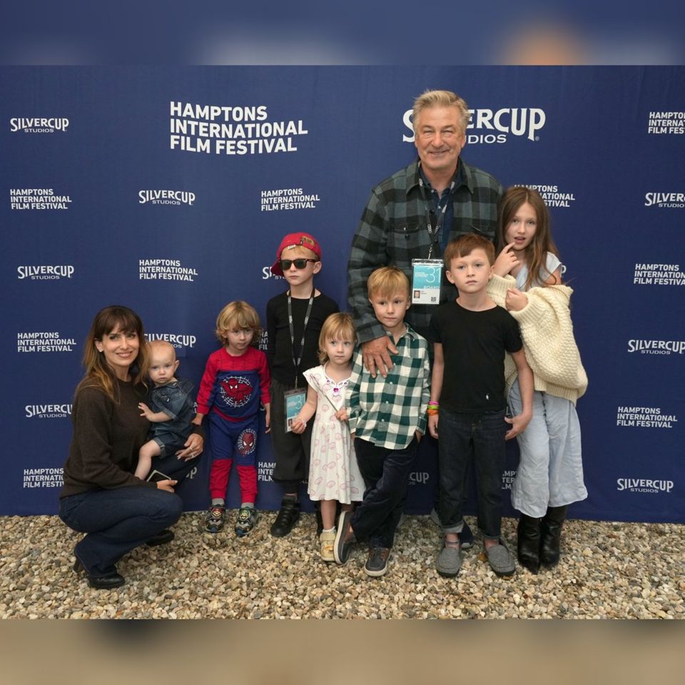 Alec und Hilaria Baldwin mit ihren Kindern auf dem Hamptons International Film Festival 2023.