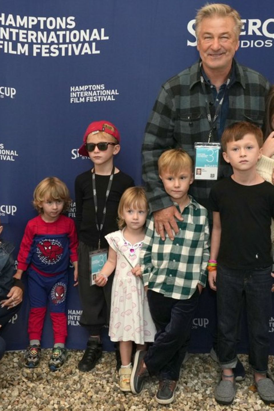 Alec und Hilaria Baldwin mit ihren Kindern auf dem Hamptons International Film Festival 2023.