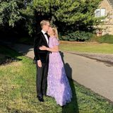 Für die Hochzeit einer Freundin wirft sich Flora Vesterberg selbstverständlich ganz besonders in Schale. Das lange lilafarbene Kleid ist zwar auffallend, aber bekommt durch seine Länge eine schicke Eleganz. Dazu trägt Flora zarten Goldschmuck, dezent aber elegant.   