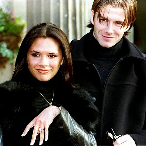 Die Reise der teuren Steine beginnt 1998, als Fußballprofi David Beckham und "Spice Girl" Victoria Adams ihre Verlobung bei einer Pressekonferenz bekannt geben. 