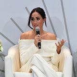 Das Ensemble aus weicher Wolle besteht aus einer schulterfreien Blazer-Jacke und einer ausladenden Hose. Dazu kombiniert Meghan eine goldene Dior-Halskette. Beim "The Archewell Foundation Parents Summit: Mental Wellness in a Digital Age" geht es um die Unterstützung von Eltern bei der Bewältigung von Problemen im Bereich der psychischen Gesundheit im digitalen Zeitalter.