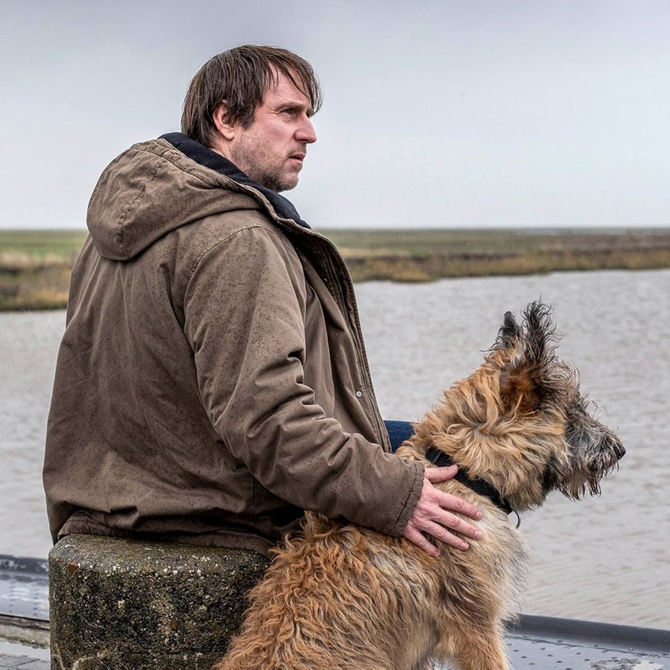 "Sörensen hat Angst": Sörensen (Bjarne Mädel) mit Hund Cord vor dem nordfriesischen Wattenmeer.