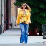 Für die letzten warmen Tage zeigt sich Blake in einem farbenfrohen Look. In einer kanariengelben Bluse, die perfekt zu ihrer Louis-Vuitton-Tasche passt, läuft sie durch die Straßen von New York. Weite Jeans verleihen dem Look einen lässigen Touch.