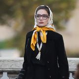 Hat Angelina Jolie jetzt etwa einen Style-Wandel durchgemacht? Versucht sie sich vor den Paparazzi zu tarnen? Tatsächlich handelt es sich bei diesem Abschuss um einen Einblick in ihre Verkörperung der legendären Opernsängerin Maria Callas für den Biopic "Maria". Für die Dreharbeiten in Paris zeigt sie sich mit Kopftuch und Hornbrille schon in schauspielerischer Höchstform. Steht ihr! 