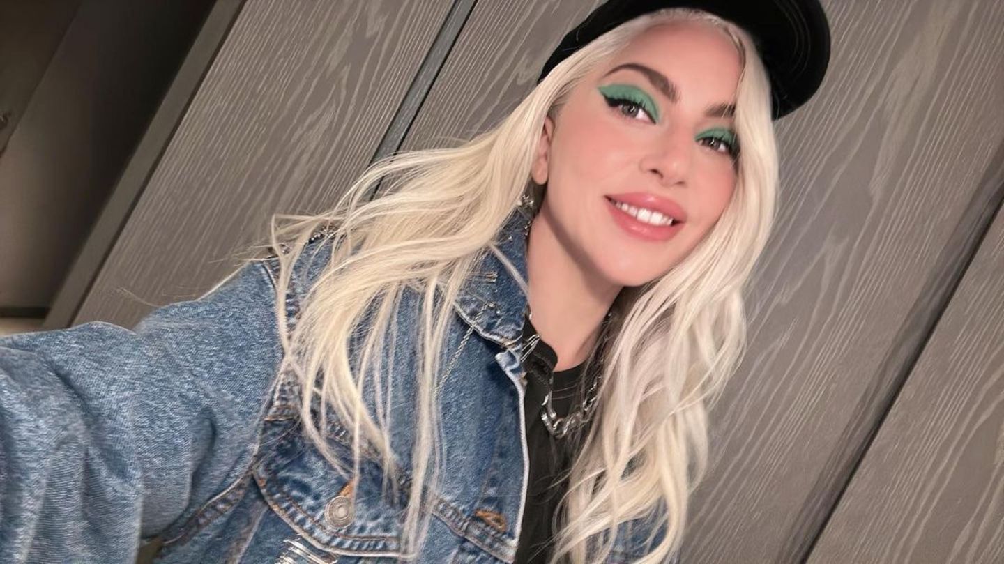 Lady Gaga bringt Farbe ins Spiel. Zur lässigen Jeansjacke wählt die Sängerin ein ausdrucksstarkes Augen-Make-up: Ein opulenter Eyeliner-Strich trifft auf einen großzügig aufgetragenen türkisfarbenen Lidschatten. Ein durchsichtiger Lipgloss betont die Lippen, ohne den Fokus von den Augen zu nehmen. 