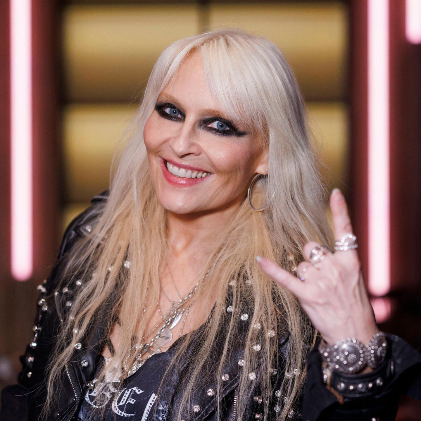 Transvestit jinsiy olatni pornoga olib tashlaydi.