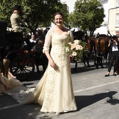 Am 14. Oktober 2023 sagen Victoria Prinzessin zu Hohenlohe-Langenburg und Maxime Corneille Ja zueinander. Im spanischen Jerez findet die Trauung statt, zu der viele Gäste geladen sind. Die Braut hat sich für ihren großen Tag ein sehr außergewöhnliches Kleid ausgesucht. Anstatt auf die Traditionsfarbe Weiß setzt Victoria auf einen leicht gelblichen Eierschale-Ton. Der Chiffonstoff der schmalen A-Linie ist aufwendig bestückt, ansonsten ist das Kleid schlicht gehalten, wie es bei royalen Hochzeiten üblich ist. Aufwendiger ist der Rücken des Brautlooks gestaltet ... 
