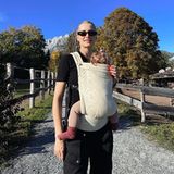 Bei schönstem Herbstwetter genießt Lena Gercke im Bio-Hotel Stanglwirt in Kitzbühel ihren Urlaub. Und sie zeigt Baby Lia bei einem Spaziergang die beeindruckenden Tiroler Alpen. Gute Erholung!