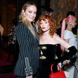 Auch Olivia Wilde und Natasha Lyonne sind vor Ort und zeigen ihre Vorliebe für die extravaganten Designs von Schiaparelli. Besonders beliebt: das Gesicht-Design auf Kleid und Tasche. 
