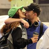 Amore mio! Schwer verliebt zeigen sich Ed Westwick und seine Partnerin Amy Jackson am Mailänder Flughafen. Ein inniger Kuss verkürzt bekannt die Wartezeit.