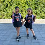 True Thompson und Dream Kardashian scheinen nicht nur modisch, sondern auch musikalisch den gleichen Geschmack zu haben. Beide Kardashian-Kids zeigen stolz ihre Aaliyah-Shirts auf Instagram. 