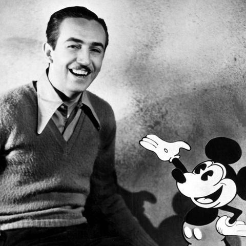 Walt Disney mit seiner wohl berühmtesten Erfindung: Micky Maus.