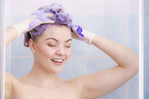 Silbershampoo-Test: Eine Frau wäscht sich mit Silbershampoo die Haare