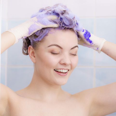Silbershampoo-Test: Eine Frau wäscht sich mit Silbershampoo die Haare