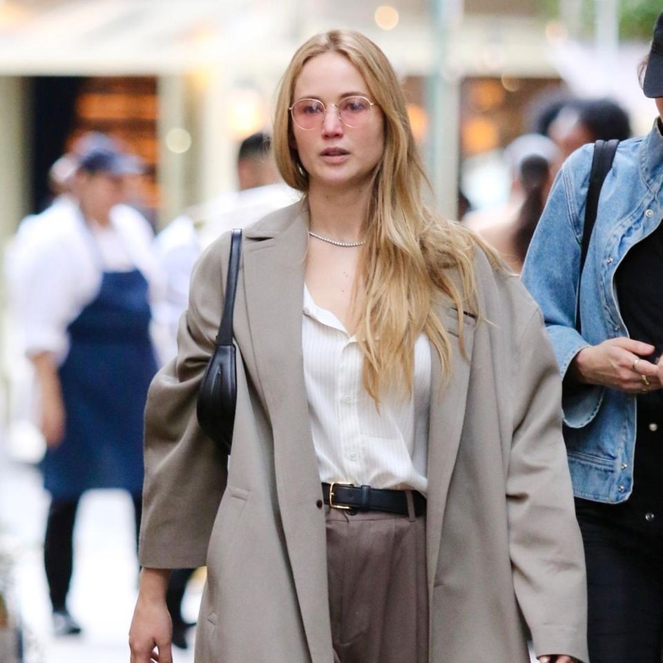 Jennifer Lawrence mausert sich langsam aber sicher zur Style-Ikone, zeigt sie sich in New York ganz nach skandinavischem Mode-Vorbild. Gedeckte Töne, lässige Anzughose und ein Mantel in einer Mischung aus Grau und Beige, machen sie zum Hingucker. 