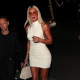 An Khloé Kardashian wirkt das weiße Minikleid noch strahlender! Das liegt definitiv an ihrem gebräunten Teint, der auch noch einmal ein anderes Licht auf ihre blonden Haare wirft. 