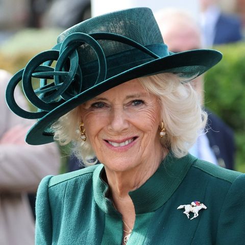 Königin Camilla strahlt in Ascot.