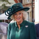 Königin Camilla zeigt sich beim British Champions Day 2023 in Ascot in anmutigem Petrolgrün. Doch die elegante Farbe ist nicht der eigentliche Hingucker ihres Looks, sondern das Augenmerk liegt auf der ausgefallenen Brosche. Diese zeigt ein mit Diamanten besetztes Pferd, welches von einem Rennreiter geritten wird. Die hochwertige Brosche wurde einst Königin Elizabeth II. zu ihrem 90. Geburtstag geschenkt, nach ihrem Tod ging das Schmuckstück an Königin Camilla, die sich genauso für diesen Sport begeistern kann. Dass Camilla nun also dieses Schmuckstück trägt, ist eine schöne Geste in Erinnerung an ihre Schwiegermutter. 
