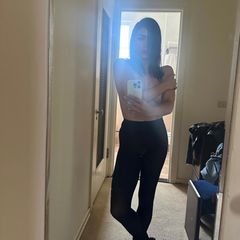 Nur mir einer Strumpfhose bekleidet zeigt sich Jenna Dewan für ihr Spiegel-Selfie. Die langen Haare über ihr Gesicht, die Hände schützend vor ihre blanken Brüste: ganz schön sexy! 