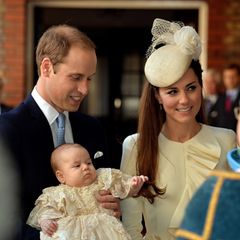 23. Oktober 2023  Vor genau zehn Jahren wurde der kleine Prinz George in der königlichen Kapelle im St. James Palast getauft. Seine Eltern, Prinz William und Catherine, die Princess of Wales, sehen mächtig stolz dabei zu, wie ihr ältester Sohn den Segen erhält. 