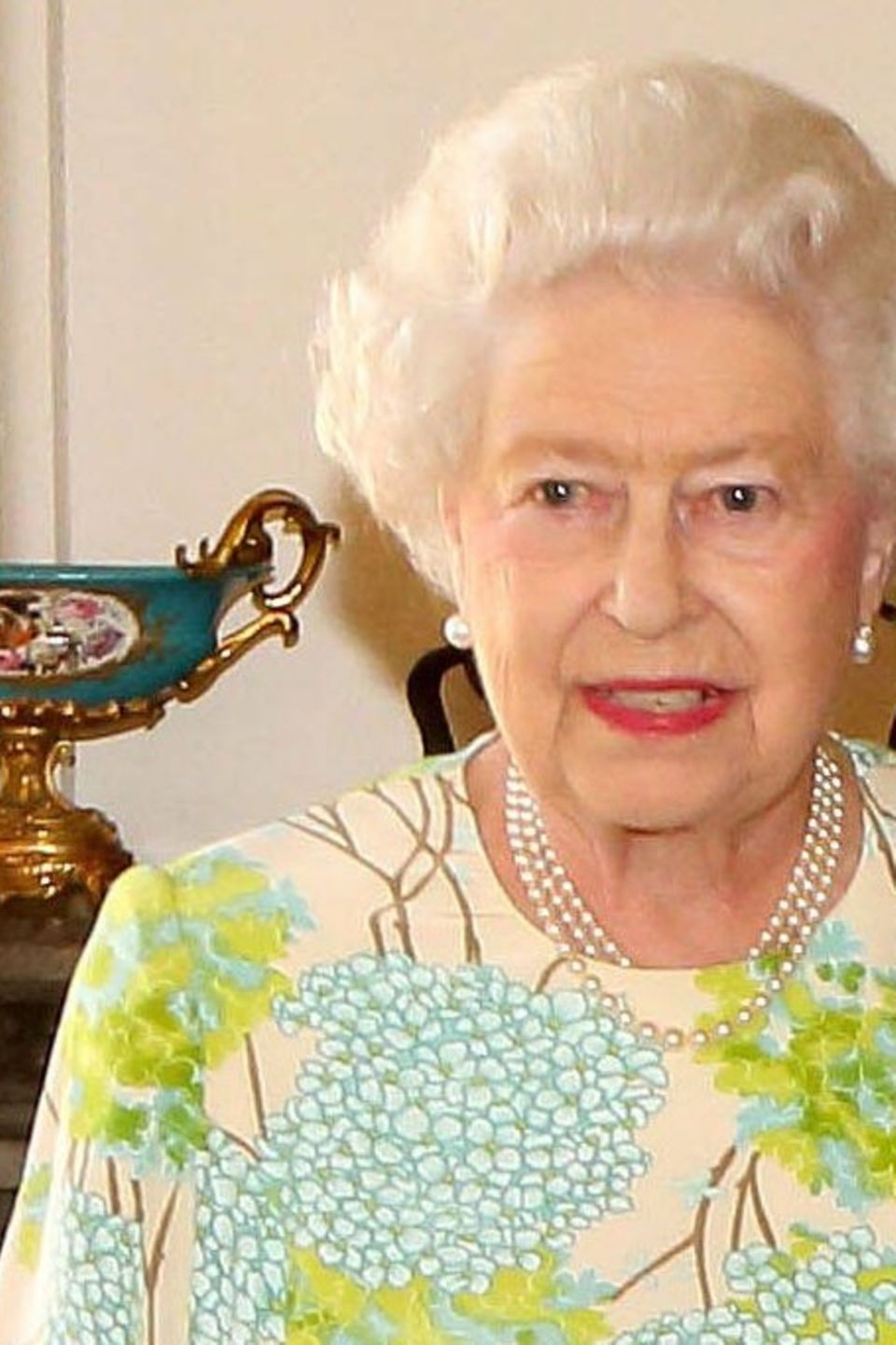 Queen Elizabeth II. nahm die Hilfe beim Dreh des Paddington-Bär-Sketches dankend an.