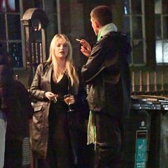 Lottie Moss lässt sich bei einer Date-Night mit ihrem Freund fotografieren, die beiden stehen vor einem Pub im hippen Notting Hill in London. Doch es sind nicht die Zigaretten und der Alkohol, die bei diesen Fotos für Aufruhr sorgen... 