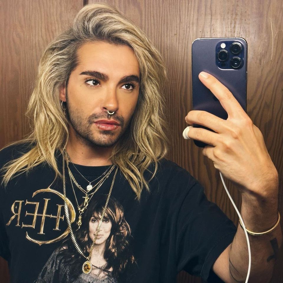 Wer wohl Bill Kaulitz' Vorbild ist? Sängerin Cher hat gute Chancen! Der Tokio-Hotel-Frontmann trägt die Goddess of Pop auf einem seiner neusten Instagrambilder stolz auf dem schwarzen T-Shirt und entpuppt sich so als Fan. In Kombination mit seiner blonden Wallemähne steht Bill der Sängerin auch definitiv in nichts nach. 