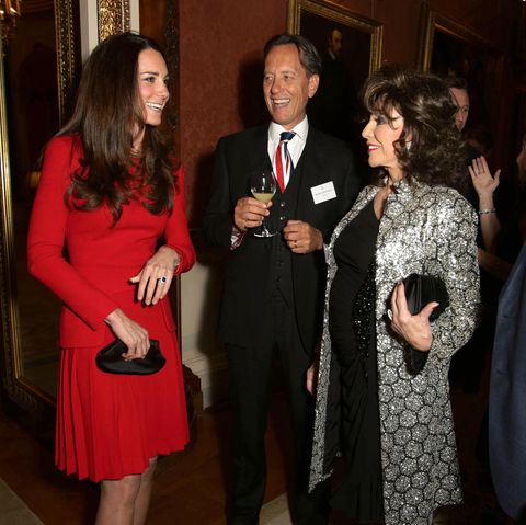 Catherine, Princess of Wales, damals noch Herzogin Catherine, am 17. Februar 2014 mit Richard E. Grant und Joan Collins beim Empfang für Dramatic Arts im Buckingham Palace in London