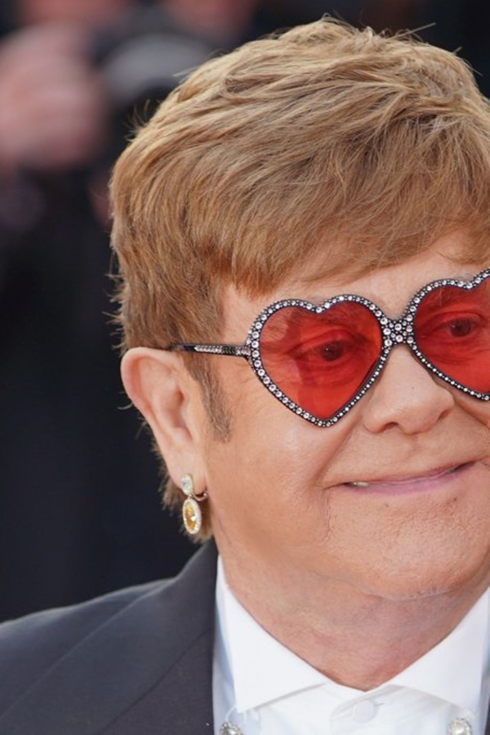 So kennt man Elton John: Der Sänger hat ein Faible für auffällige Sonnenbrillen und extravagante Bühnenoutfits.