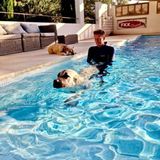 Zum Badespaß mit Til Schweiger lässt sich anscheinend nicht jeder begeistern. Während Hund Edgar mit Herrchen Til fleißig seine Bahnen im Pool zieht, schaut Hündin Wilma lieber vom Beckenrand aus zu. Entspannung muss ja schließlich auch sein!