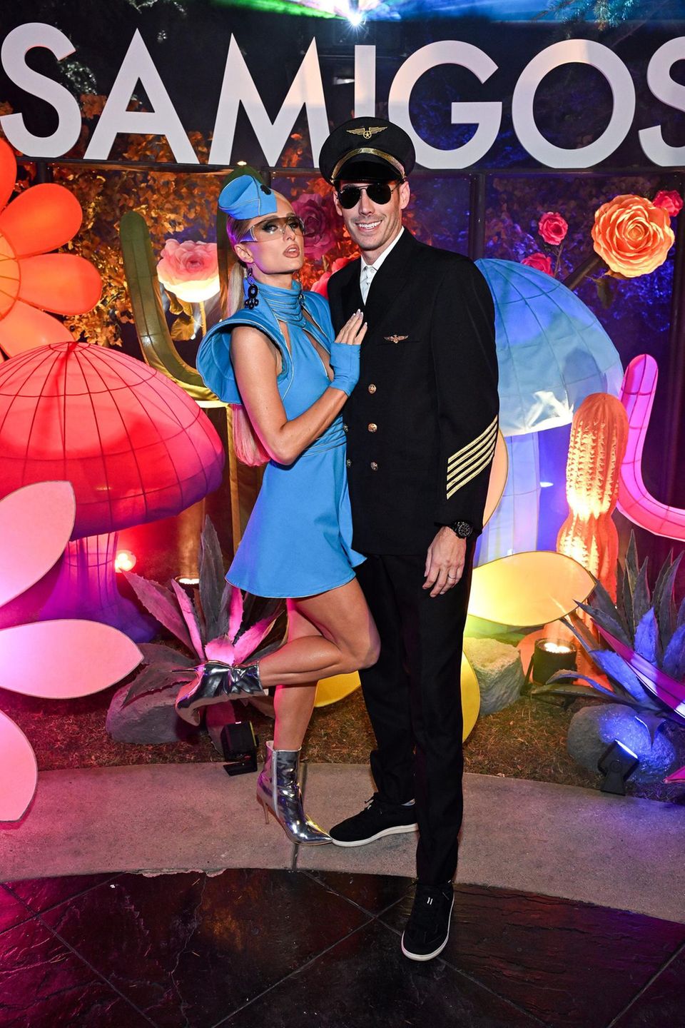 Wenn Cindy Crawfords Ehemann Rande Gerber zu seiner Casamigos Halloween Party lädt, kommen die Stars in Scharen. So auch Paris Hilton mit ihrem Ehemann Carter Reum. Paris wählt das berühmte knallblaue Stewardess-Outfit von Britney Spears, das die Sängerin im Musikvideo zu ihrem Hit "Toxic" trug. 