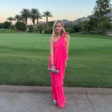 Sarah Michelle Gellar hat sich für die St. Louis-Hochzeit einen besonders knalligen One-Shoulder-Volant-Look ausgesucht. Barbie-Pink kommt einfach nicht aus der Mode.