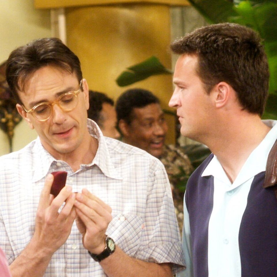 Nicht nur Kollegen, auch echte Freunde: Hank Azaria und Matthew Perry (r.) in "Friends".