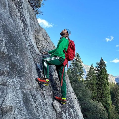 Wer hier im wahrsten Sinne des Wortes die Wand hochgeht? Es ist Jared Leto, der mit großer Begeistung im Yosemite-Nationalpark klettert und seine Instagram-Fans regelmäßig mit Bildern beeindruckenden Landschaften erfreut.