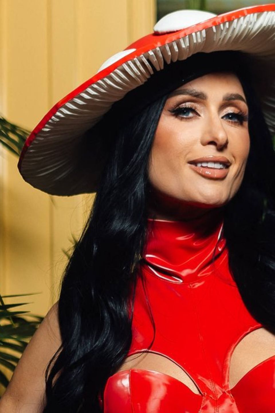 Paris Hilton hat sich an Halloween als Katy Perry im Pilzkostüm verkleidet.